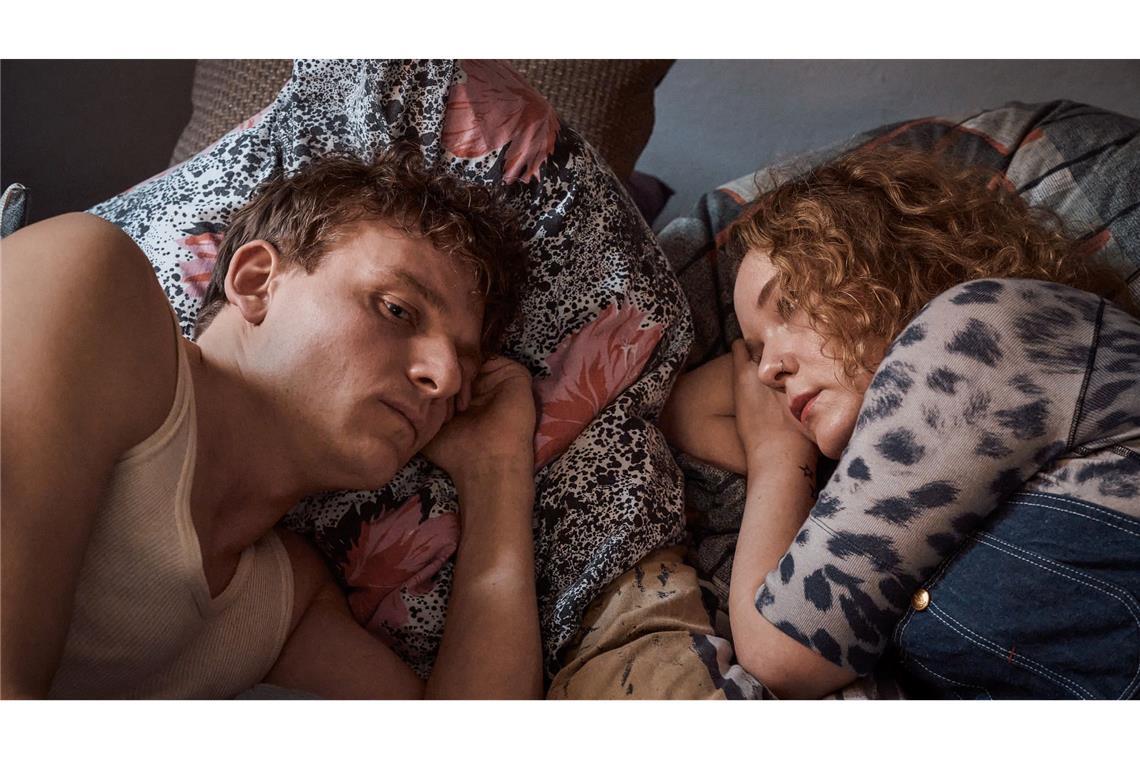 Eine Filmszene: Oliver Knöbel (Johannes Hegemann, l.) kann sich immer auf seine treue Freundin Marlene Stelling (Angelina Häntsch, r.) verlassen.