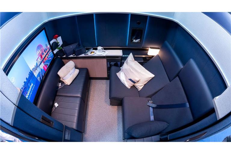 Eine First-Class "Allegris"-Kabine der Lufthansa. Die Sofasitze rechts im Bild lassen sich in ein Doppelbett umwandeln. (Foto: Archiv)