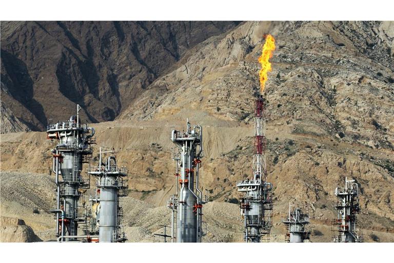 Eine Flamme brennt am 22.01.2014 am Turm einer Anlage auf dem South Pars Gas Feld bei Assalouyeh, Iran (Archivfoto).