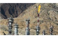 Eine Flamme brennt am 22.01.2014 am Turm einer Anlage auf dem South Pars Gas Feld bei Assalouyeh, Iran (Archivfoto).