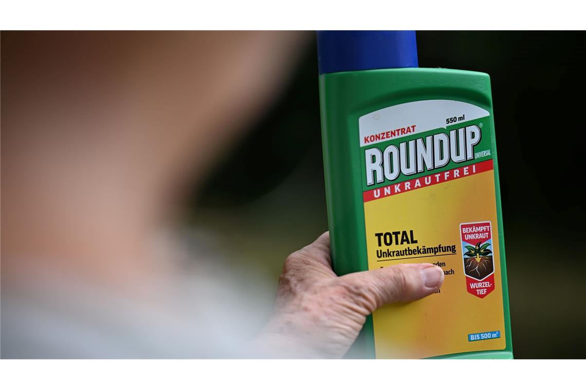 Eine Flasche des Unkrautvernichters Roundup mit dem Wirkstoff Glyphosat. (Archivbild)