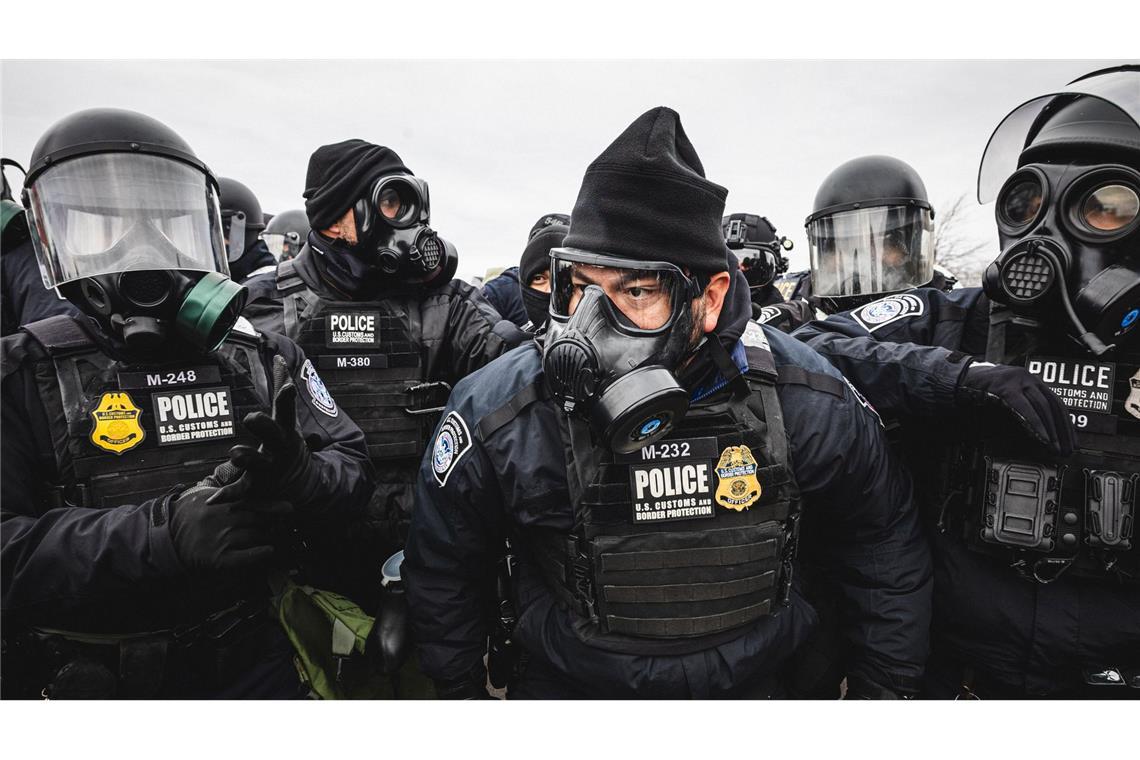 Eine Formation bildet sich, um Demonstranten zurückzudrängen.