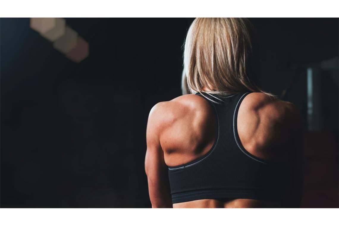 Eine Frau beim Training. Die Grenze zwischen gesundem regelmäßigem Sport und einer Sucht kann fließend sein.
