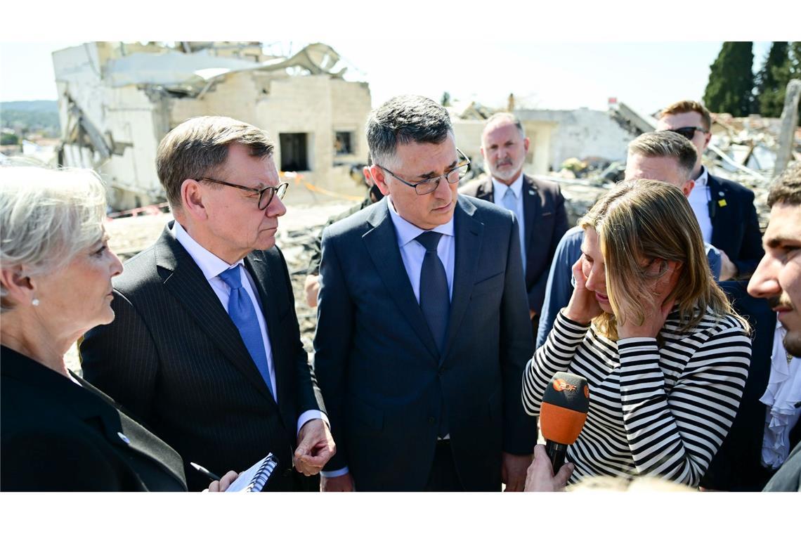 Eine Frau berichtet von den Angriffen.