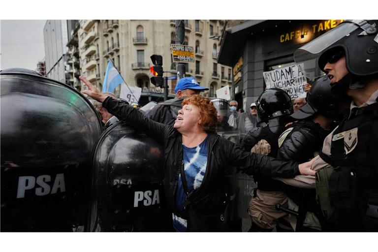 Eine Frau demonstriert für eine bessere Rente in Buenos Aires.