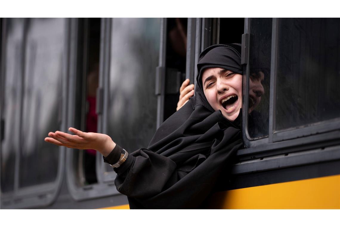Bilder des Tages Eine Frau der extremistischen ultra-orthodoxen jüdischen Sekte Lev Tahor ruft aus einem Bus in Guatemala-Stadt anderen Mitgliedern auf der Straße etwas zu.