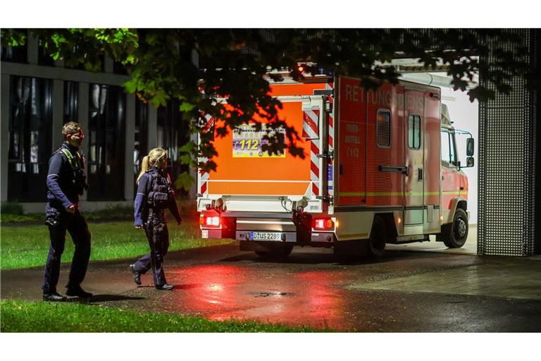 Eine Frau, die Kontakt zu einem Hantavirus-Fall hatte, wird per Krankenwagen in die Uniklinik Düsseldorf gebfracht.