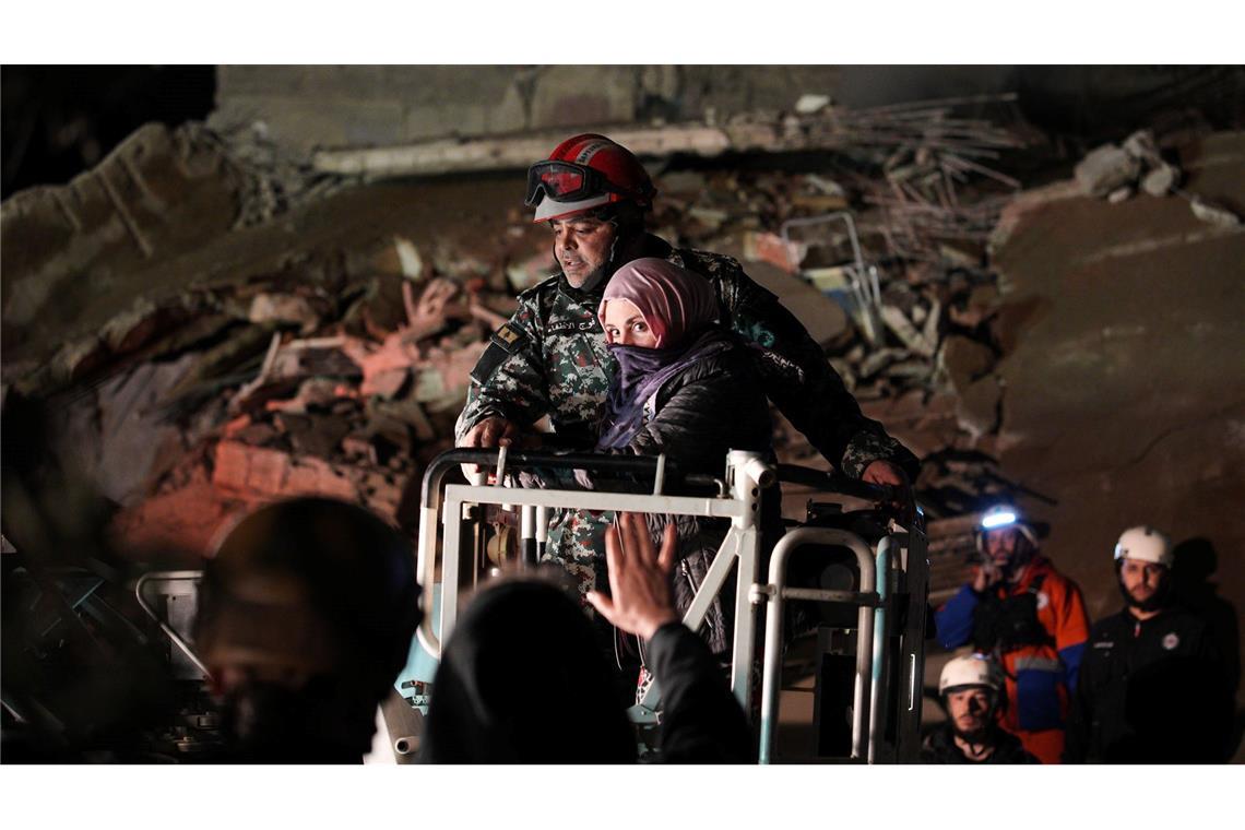 Eine Frau, die nach einem israelischen Luftangriff aus einem zerstörten Gebäude in Beirut gerettet wird.