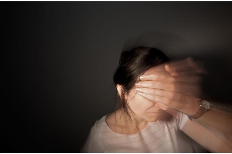 Eine Frau fasst sich an den Kopf. Kopfschmerzen sind laut einer Untersuchung des Robert Koch-Instituts in Deutschland weit verbreitet, am häufigsten sind Migräne und Spannungskopfschmerzen.