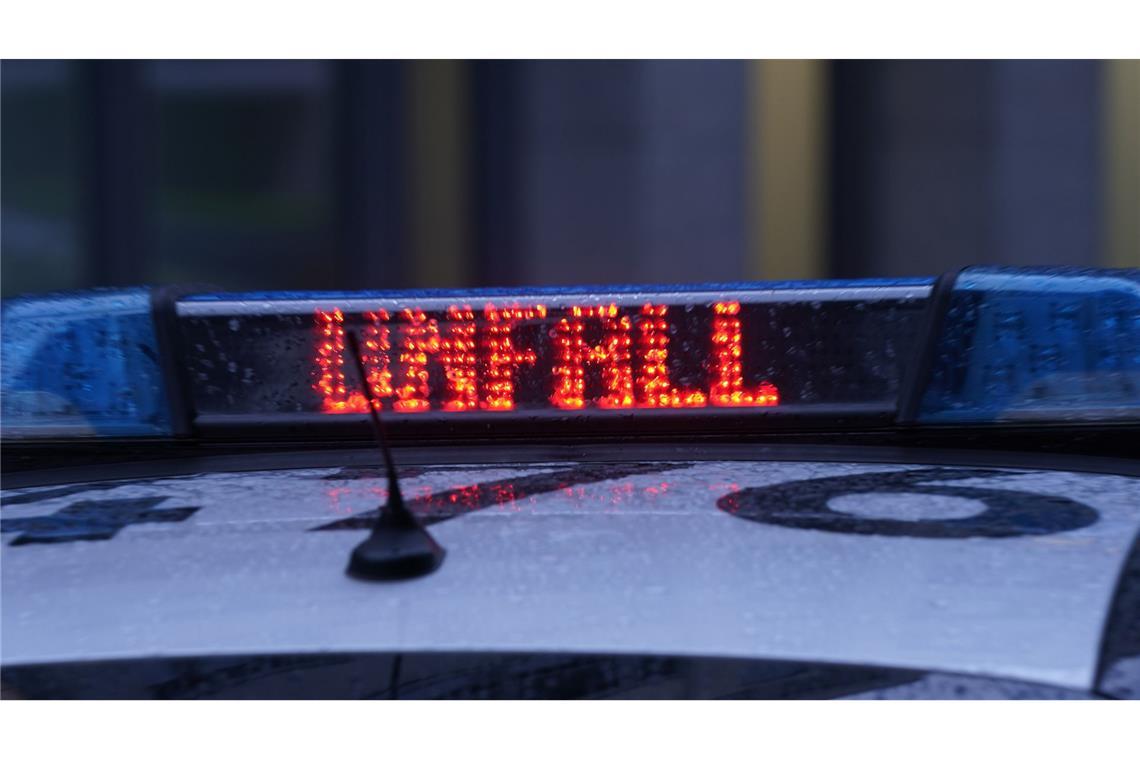 Falsche Fahrerin gesteht angeblichen Unfall Eine Frau gibt sich für die Unfallverursacherin aus – fälschlich, wie die Polizei später feststellt. (Symbolbild)