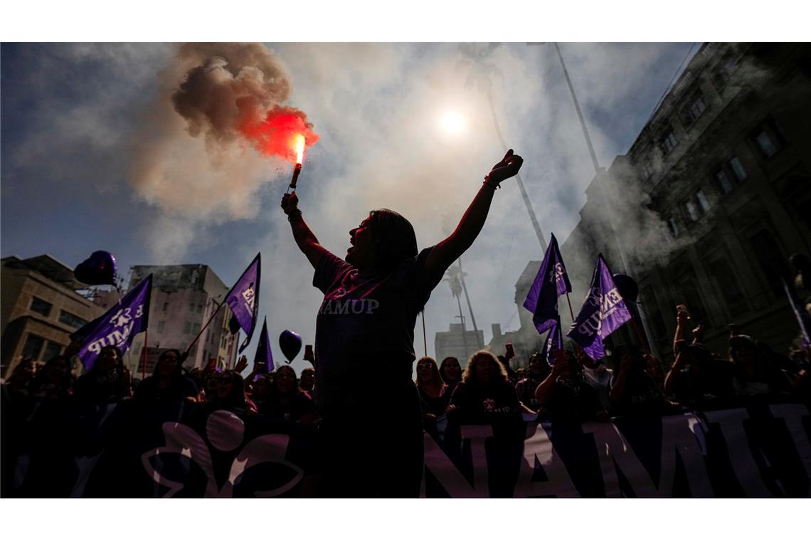 Bilder des Tages Eine Frau hält am Internationalen Frauentag eine Fackel in Santiago de Chile.