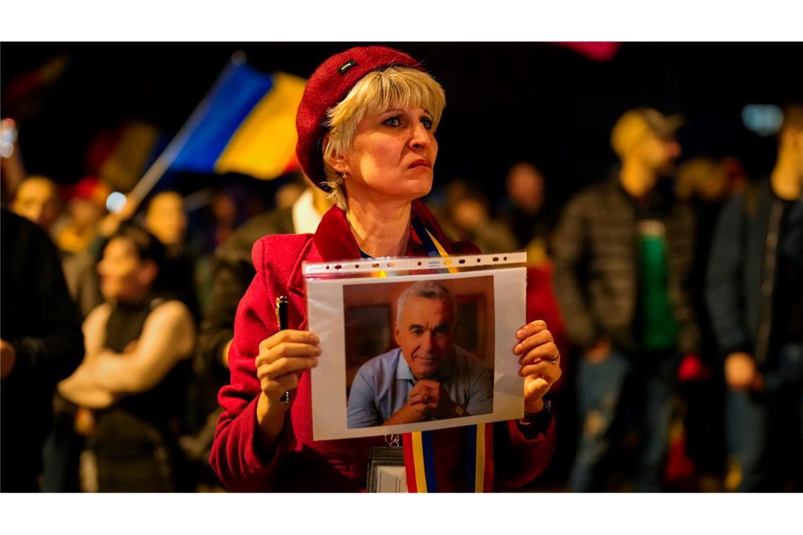 Bilder des Tages Eine Frau hält ein Porträt von Calin Georgescu während einer Demonstration, nachdem das rumänische Verfassungsgericht das Verbot seiner Kandidatur bei der Wiederholung der Präsidentschaftswahlen bestätigt hat.
