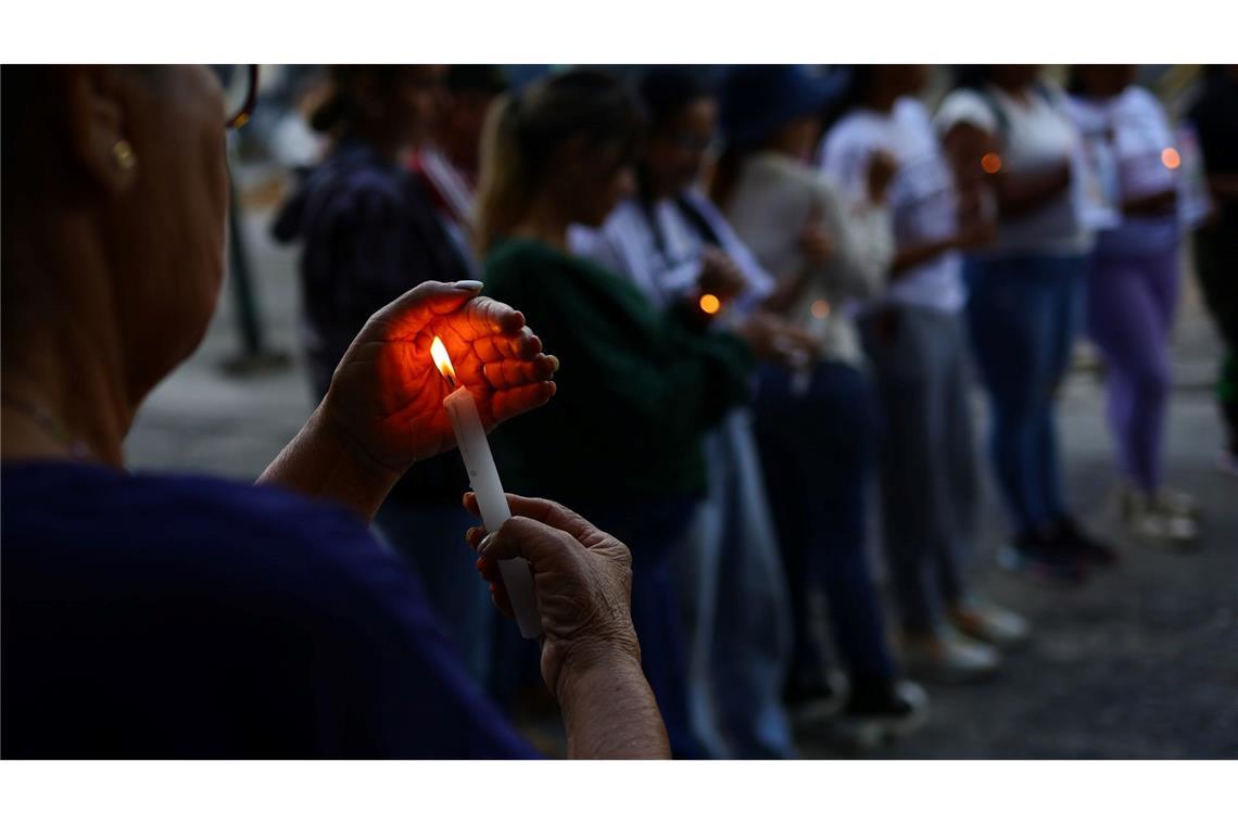Eine Frau hält eine Kerze bei einer Demonstration für die Freilassung von politischen Gefangenen in der Nähe des Gefängnisses El Helicoide in Caracas.