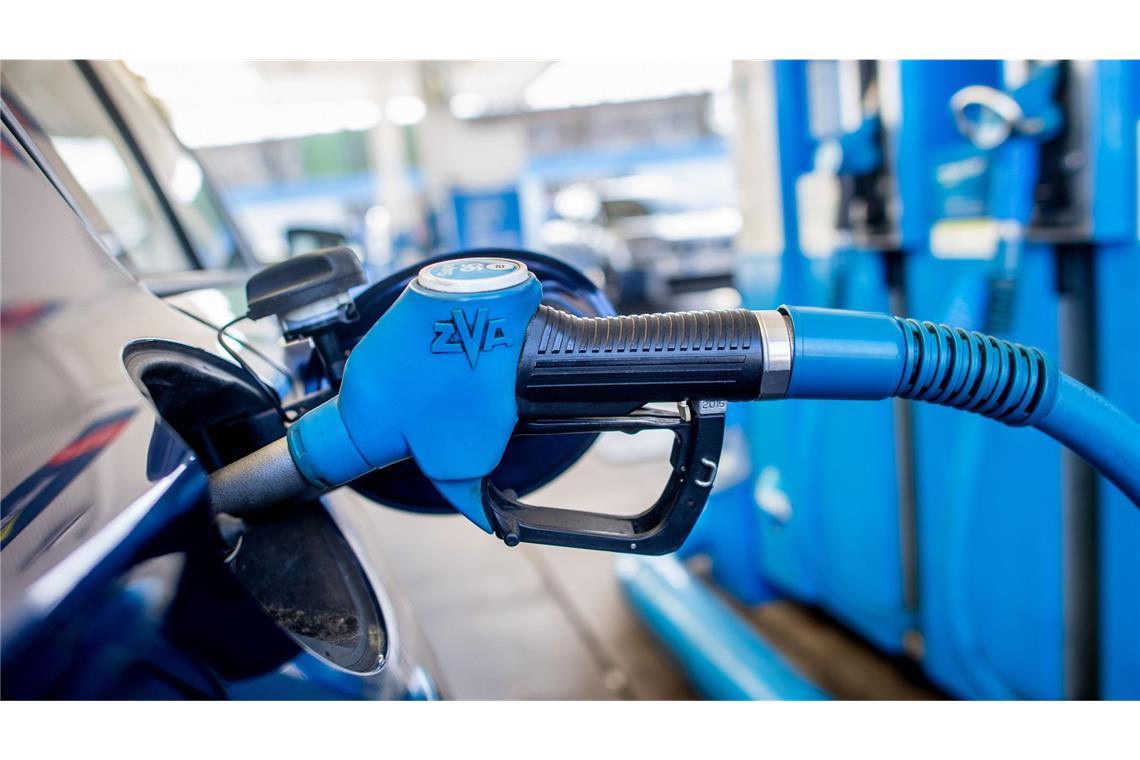 Eine Frau hat an einer Tankstelle im Ortenaukreis vergessen, die Zapfpistole vor dem Wegfahren rauszunehmen (Symbolfoto).