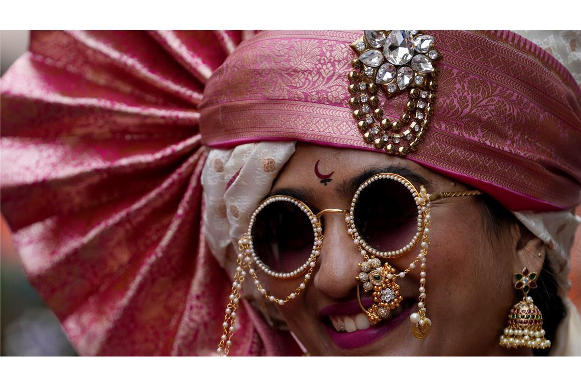 Bilder des Tages Eine Frau in traditioneller Kleidung nimmt an einer Prozession anlässlich des Gudi Padwa oder des Marathi-Neujahrs teil.