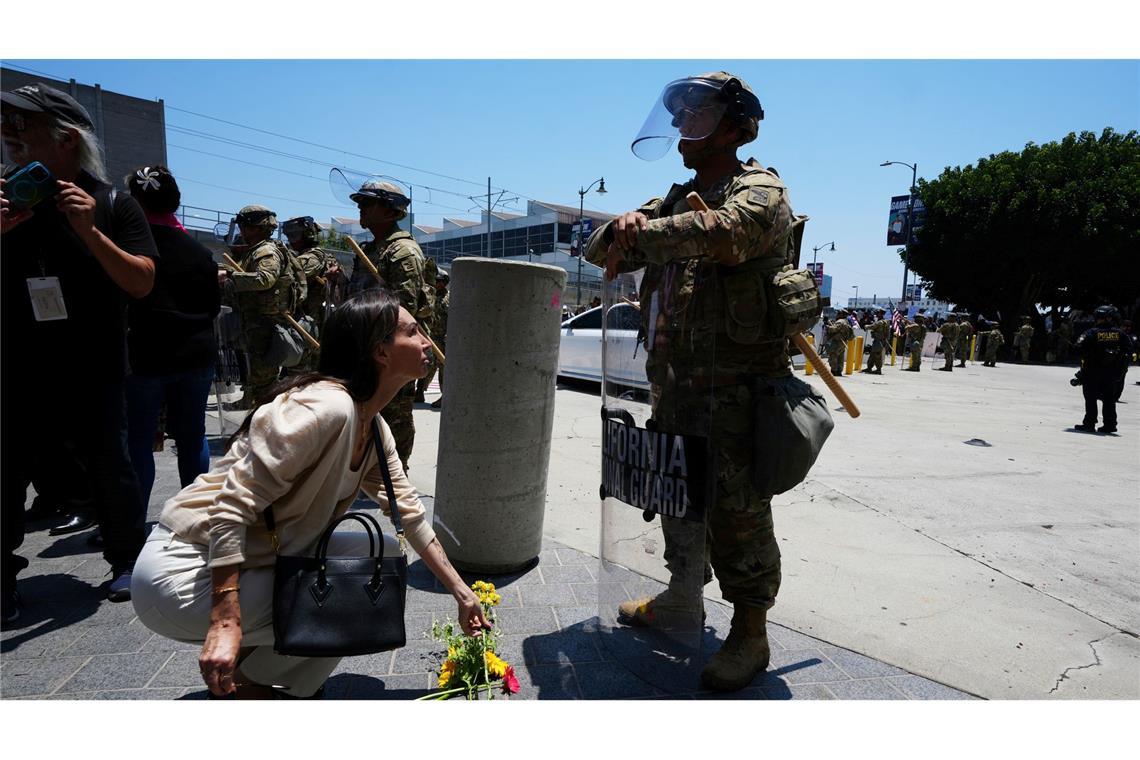 Texas: Gouverneur will Nationalgarde bei Protesten einsetzen Eine Frau legt Blumen vor der Nationalgarde nieder.