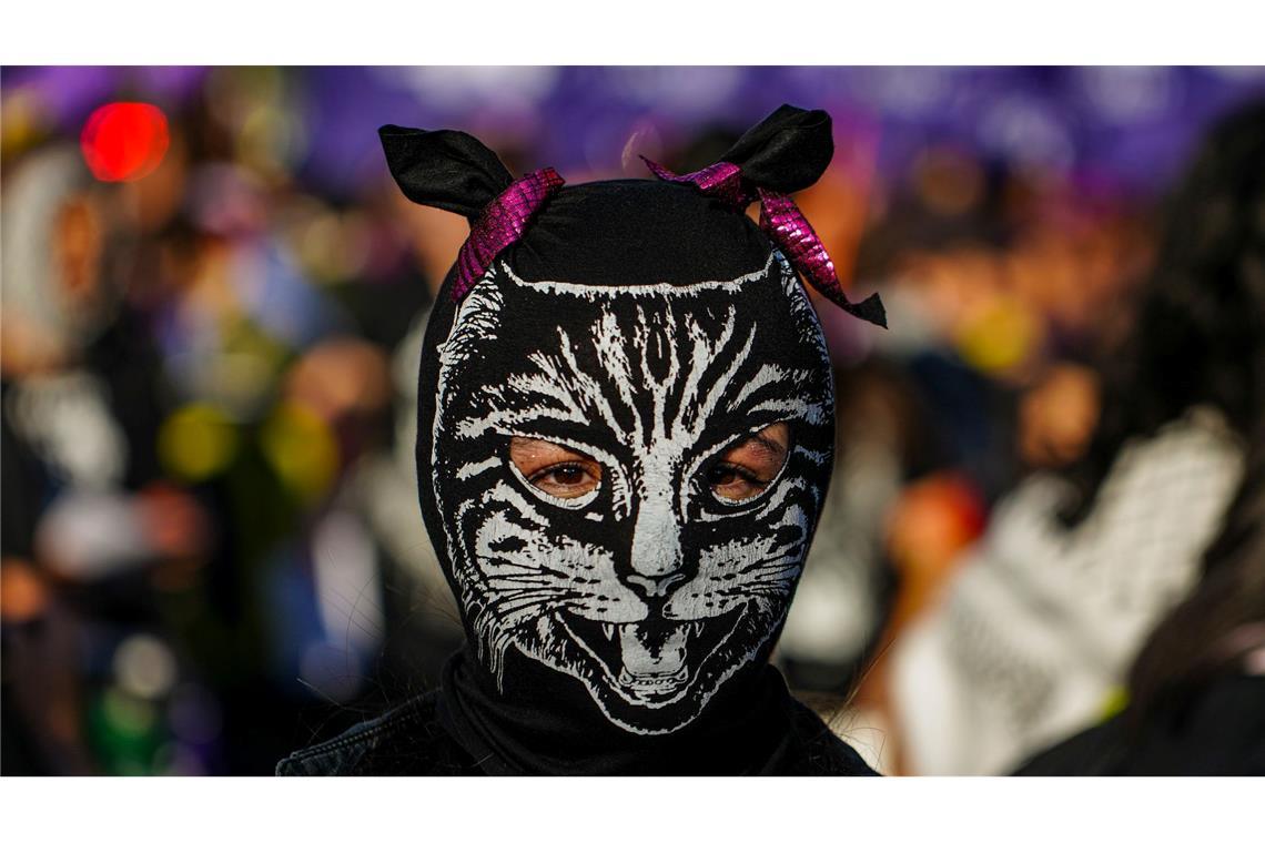 Bilder des Tages Eine Frau mit einer Maske tritt während eines Marsches anlässlich des Internationalen Tages zur Beseitigung von Gewalt gegen Frauen in Santiago in Chile auf.