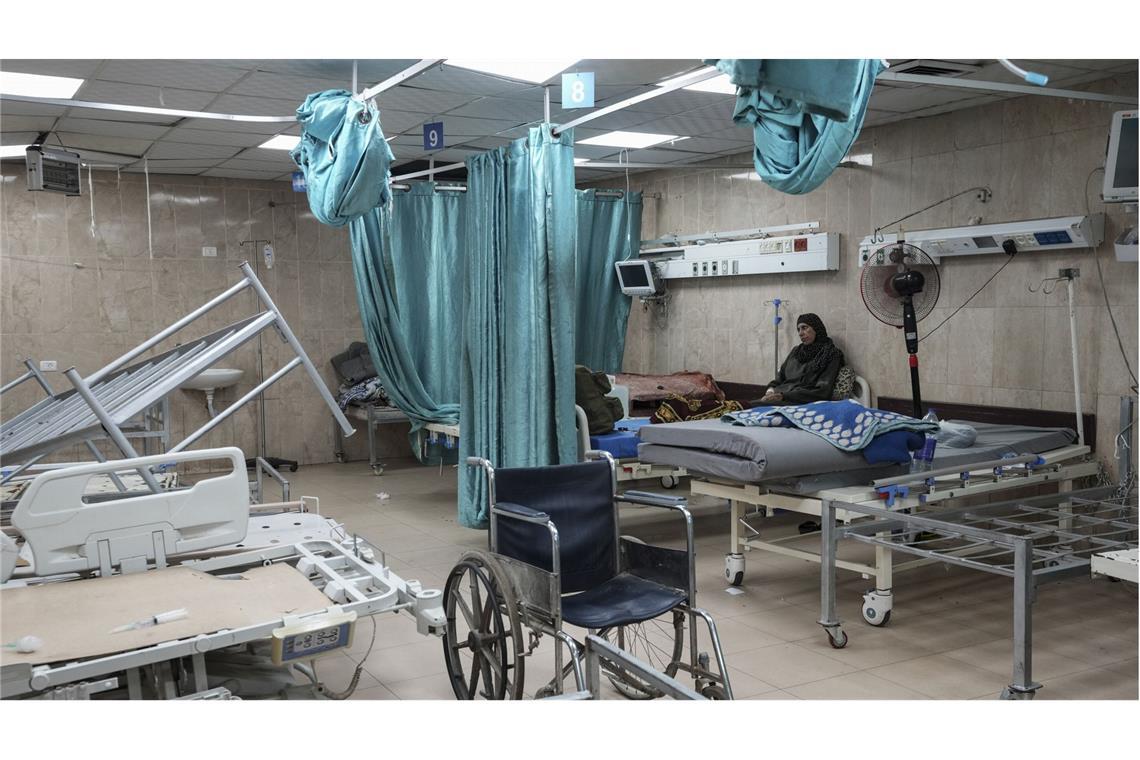 Medien: Ein weiteres Krankenhaus wird in Nordgaza zwangsgeräumt Eine Frau sitzt auf einem Bett in einem Zimmer des Al-Aqsa-Märtyrer-Krankenhauses. Israel gab einen Evakuierungsbefehl für ein weiteres Krankenhaus im Gazastreifen (Archivfoto).