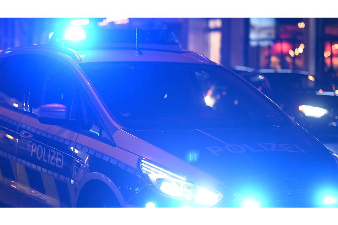 Eine Frau soll einen Teenager in Göppingen mit Benzin übergossen haben – nun steht sie vor Gericht (Symbolfoto).