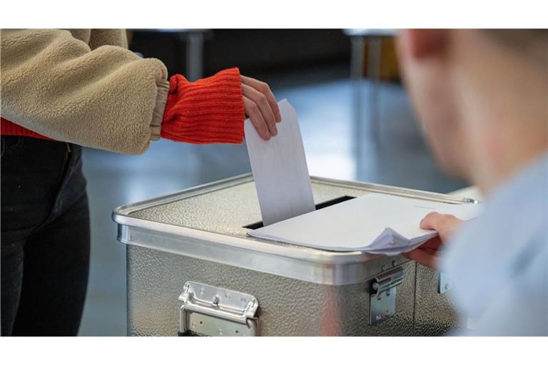 Eine Frau steckt ihren Stimmzettel für die Bundestagswahl in einem Wahllokal in eine Wahlurne. (zu dpa: «Umfrage: SPD in MV überholt AfD - CDU rutscht weiter ab»)