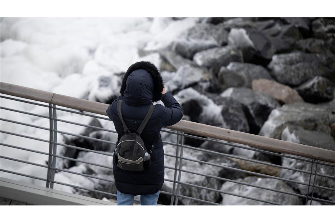 Eine Frau steht an der Brüstung auf der Seebrücke von Prerow.