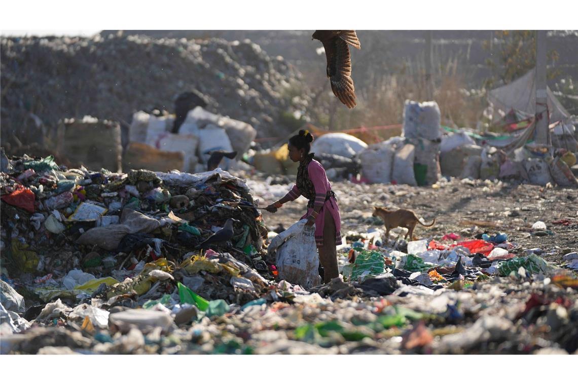 Eine Frau sucht auf einer Mülldeponie im indischen Jammu nach etwas Verwertbarem.