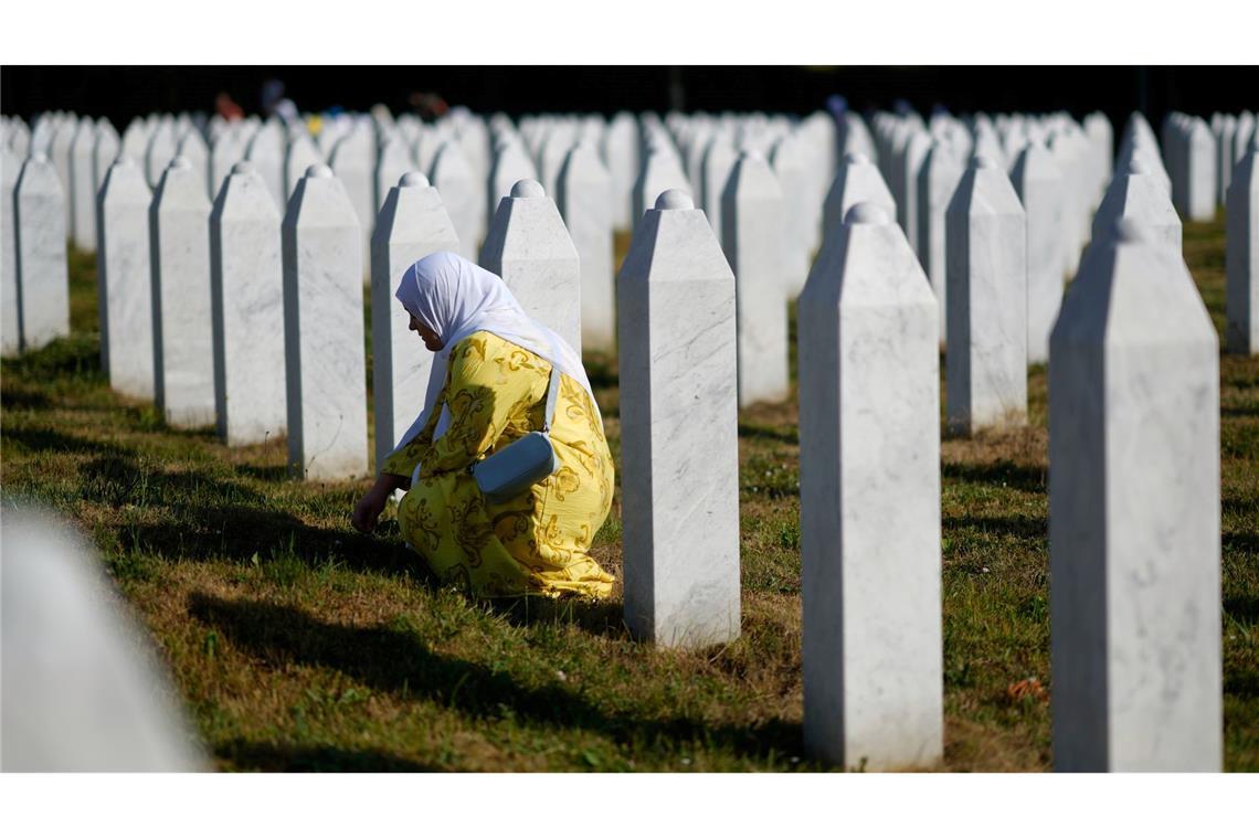 Bilder des Tages Eine Frau trauert neben dem Grab ihres Verwandten, der dem Völkermord von Srebrenica zum Opfer gefallen ist, im Memorial Center,