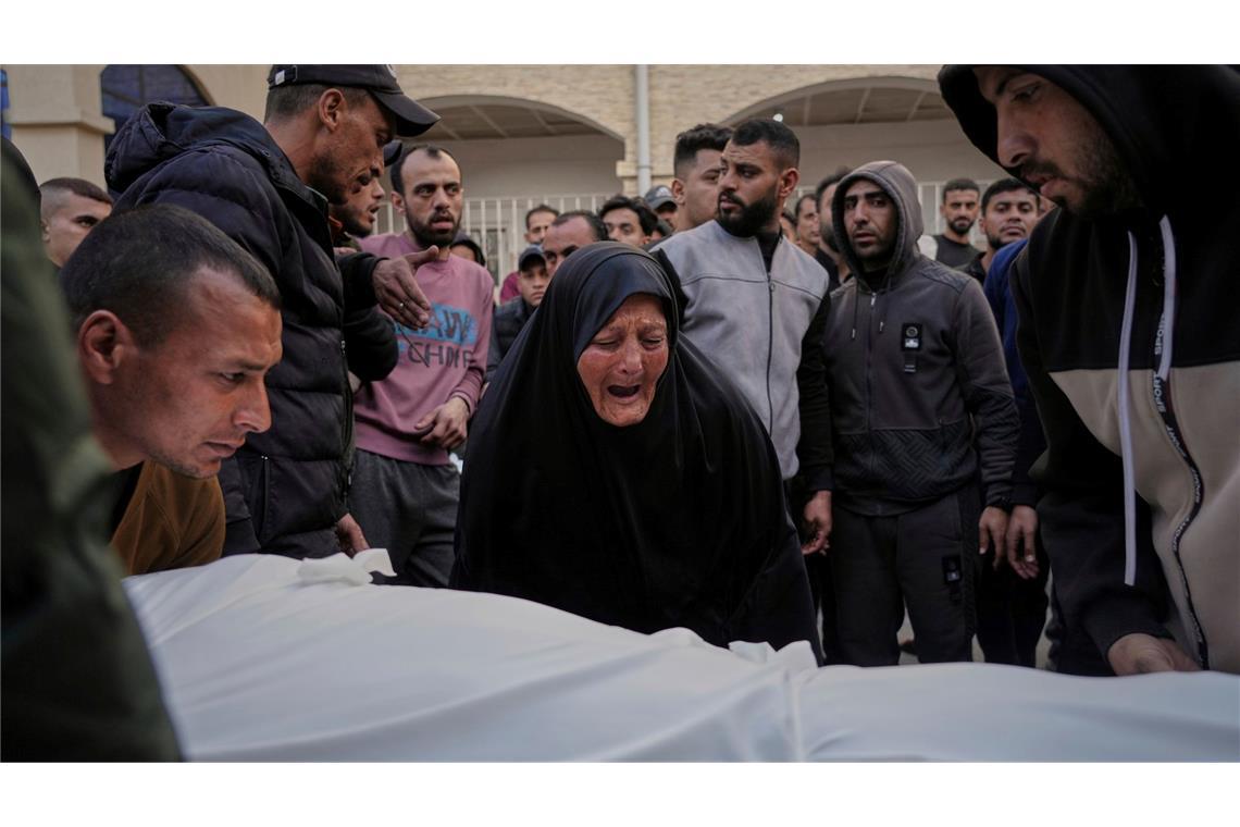 Netanjahu kündigt Steigerung der Gaza-Angriffe an Eine Frau trauert um einen Menschen, der bei den israelischen Luftangriffen im Gazastreifen getötet wurde.