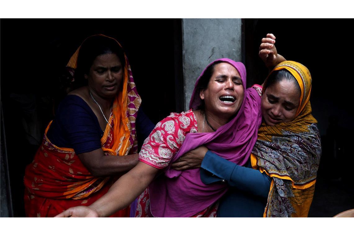 Bilder des Tages Eine Frau trauert um ihren Sohn, der bei den gewaltsamen Zusammenstößen zwischen Anhängern der gestürzten Ministerpräsidentin Sheikh Hasina und Sicherheitskräften in Gopalganj in Bangladesch ums Leben kam.