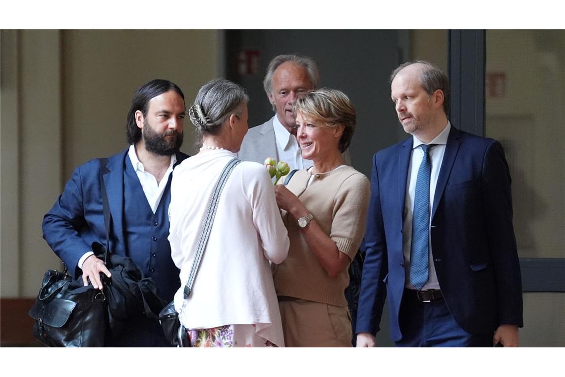 Eine Frau überreicht Christina Block Blumen.