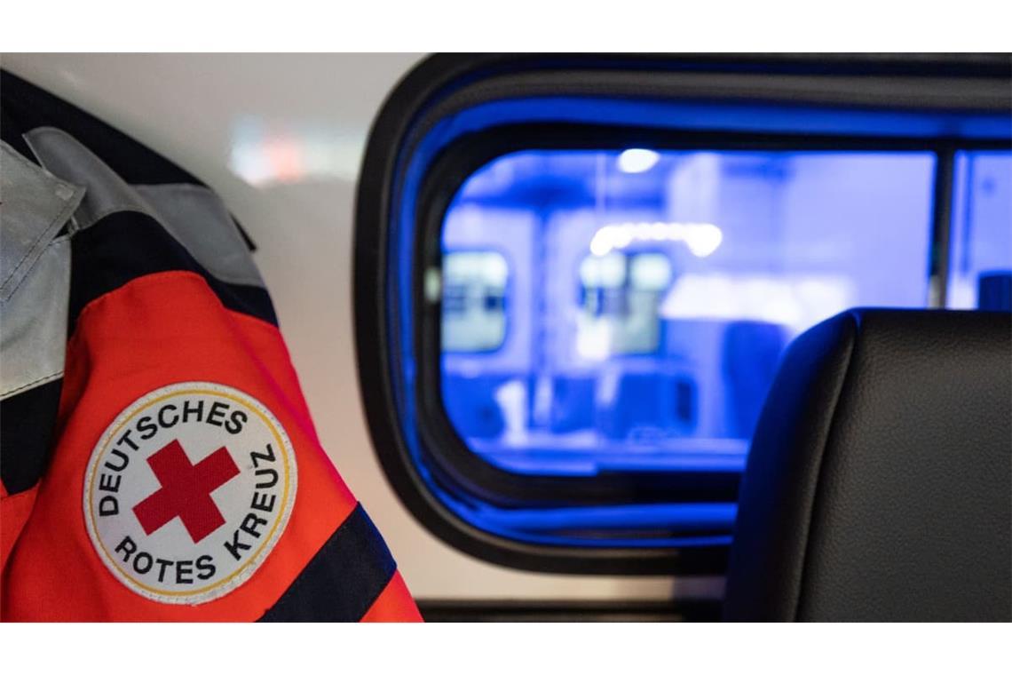 Eine Frau verlor am Dienstag in Friedrichshafen die Kontrolle über ihren E-Scooter und fiel zu Boden, dabei wurde sie lebensgefährlich verletzt. Sanitäter brachten sie in ein Krankenhaus. (Symbolbild)