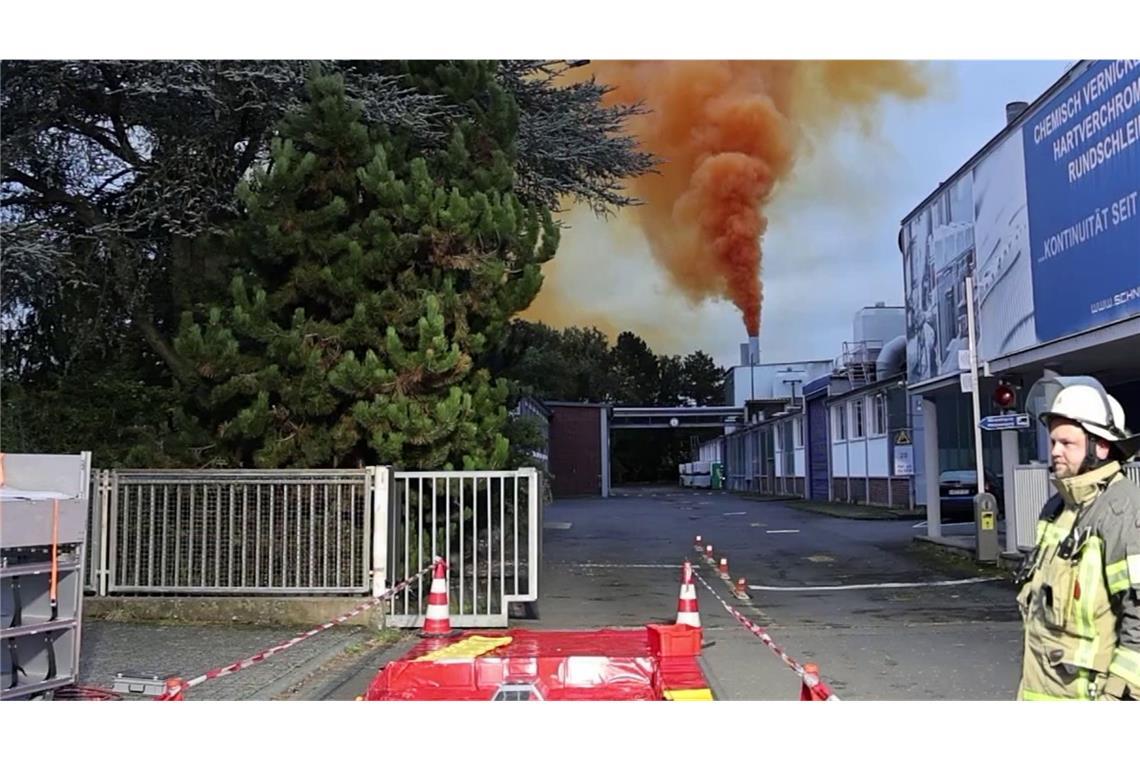 Gaswolke tritt nach Chemieunfall aus - Vier Verletzte Eine Gaswolke zieht derzeit über Aschaffenburg. Die Bevölkerung soll zu Hause bleiben.