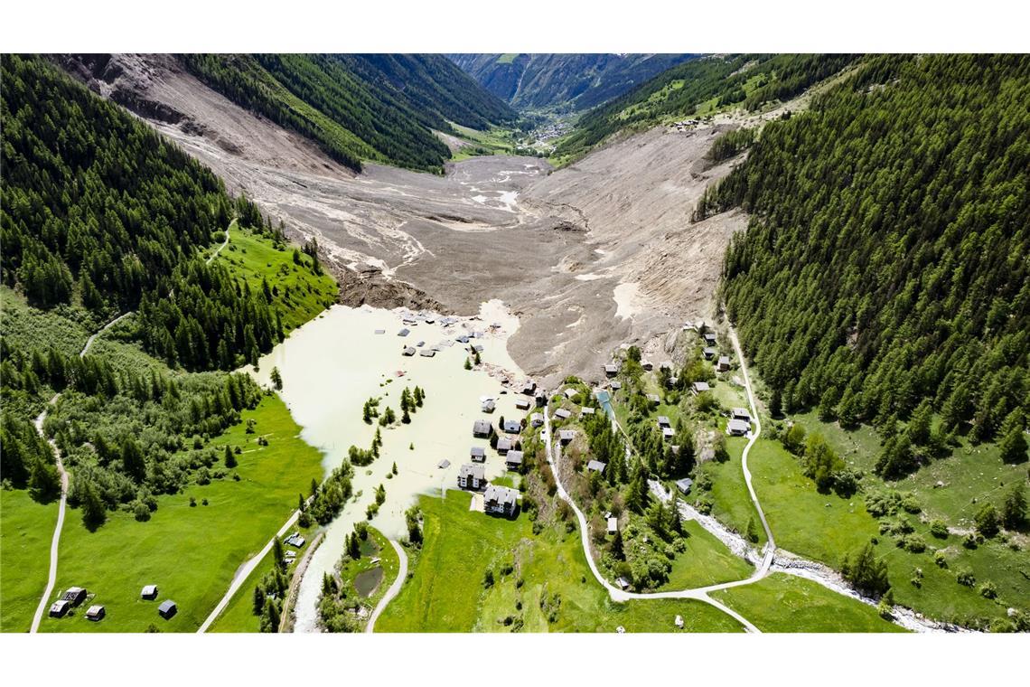 Lötschentaler hoffen auf Glück im Unglück: Wasser läuft ab Eine Geröllwüste und ein aufgestauter Fluss Lonza sind jetzt da, wo früher das Dorf Blatten war.