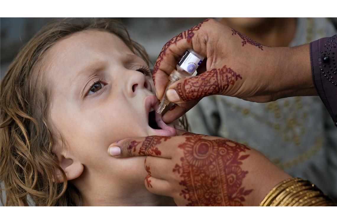 Erreger der Kinderlähmung in Abwasser weiterer deutscher Städte entdeckt Eine Gesundheitshelferin verabreicht einem Kind in einem Stadtteil von Lahore in Pakistan eine Dosis mit Polio-Impfstoff.