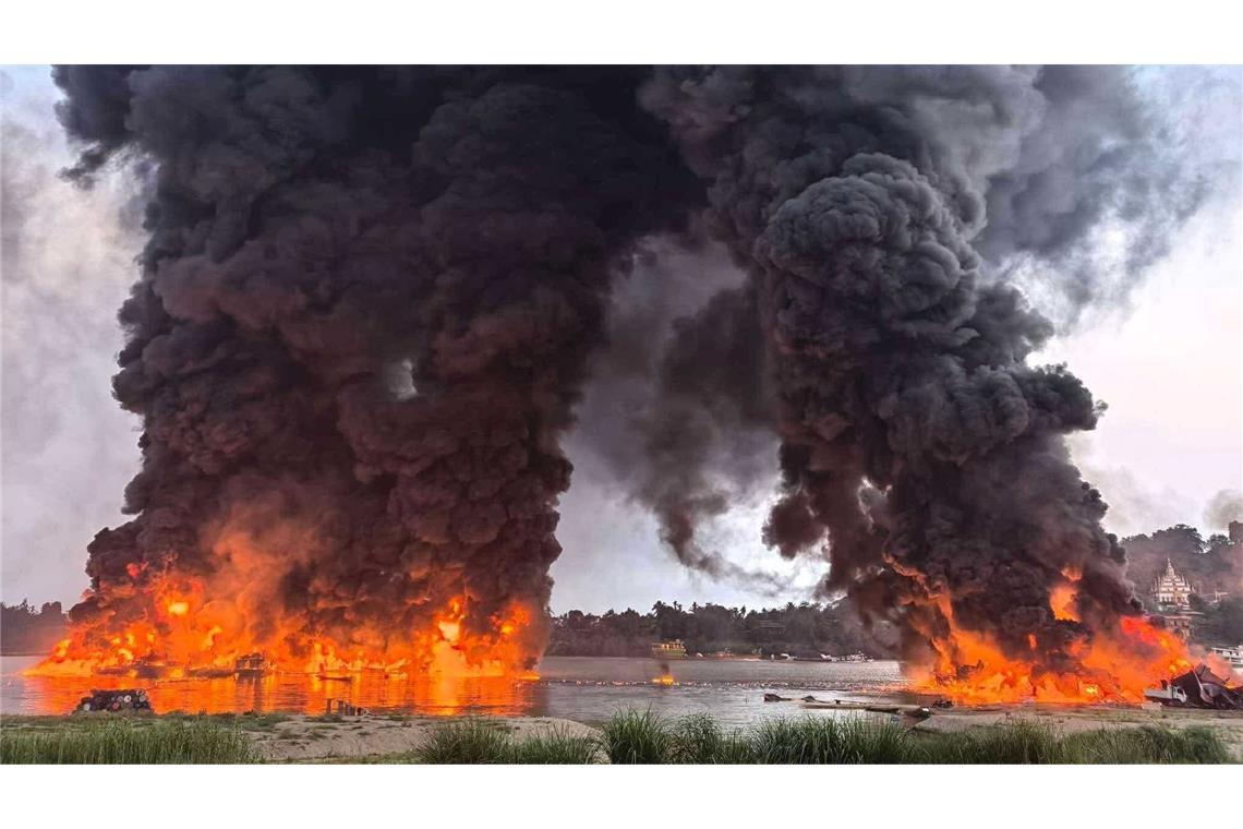 Eine gewaltige Rauchsäule stieg in den Himmel.