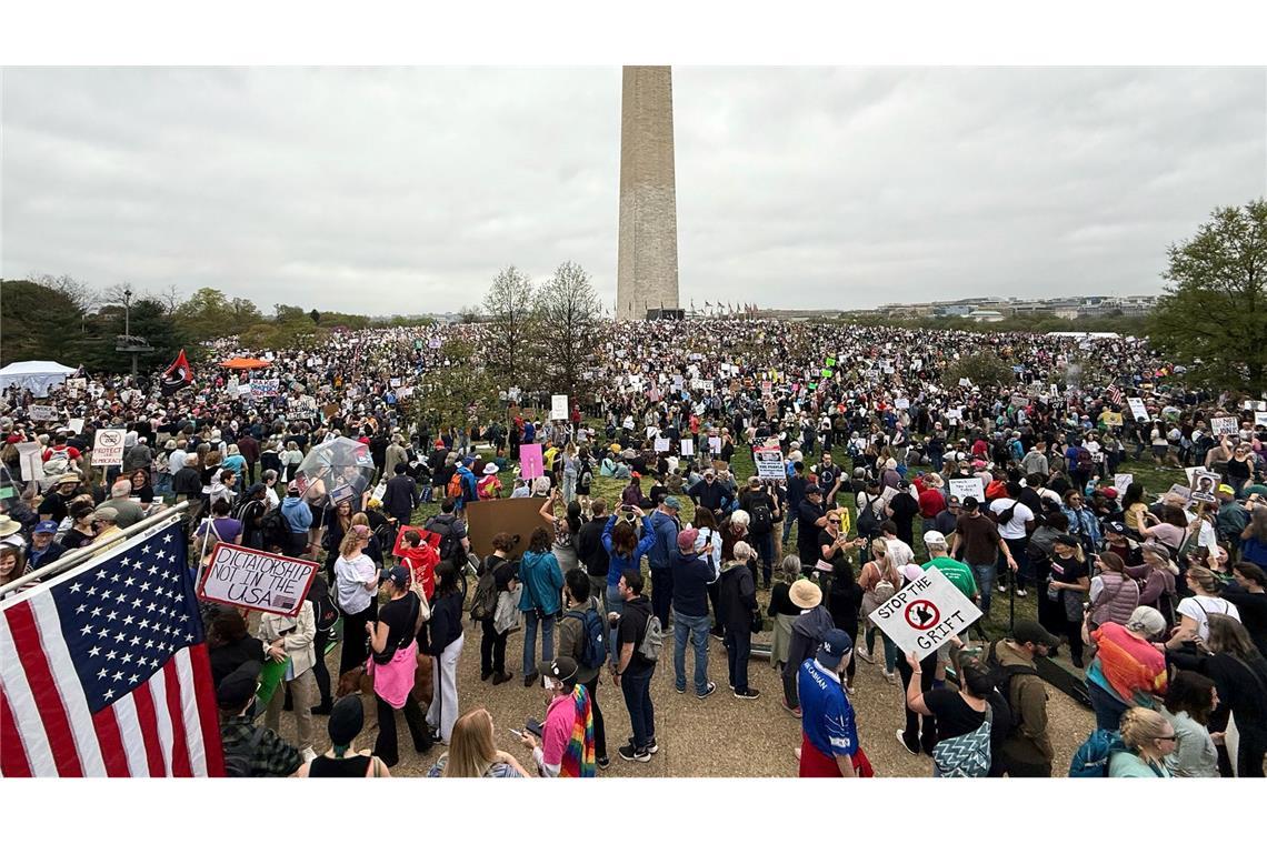 Tausende demonstrieren in den USA gegen Trump Eine große Demonstration gab es in der US-Hauptstadt Washington, unweit des Weißen Hauses.