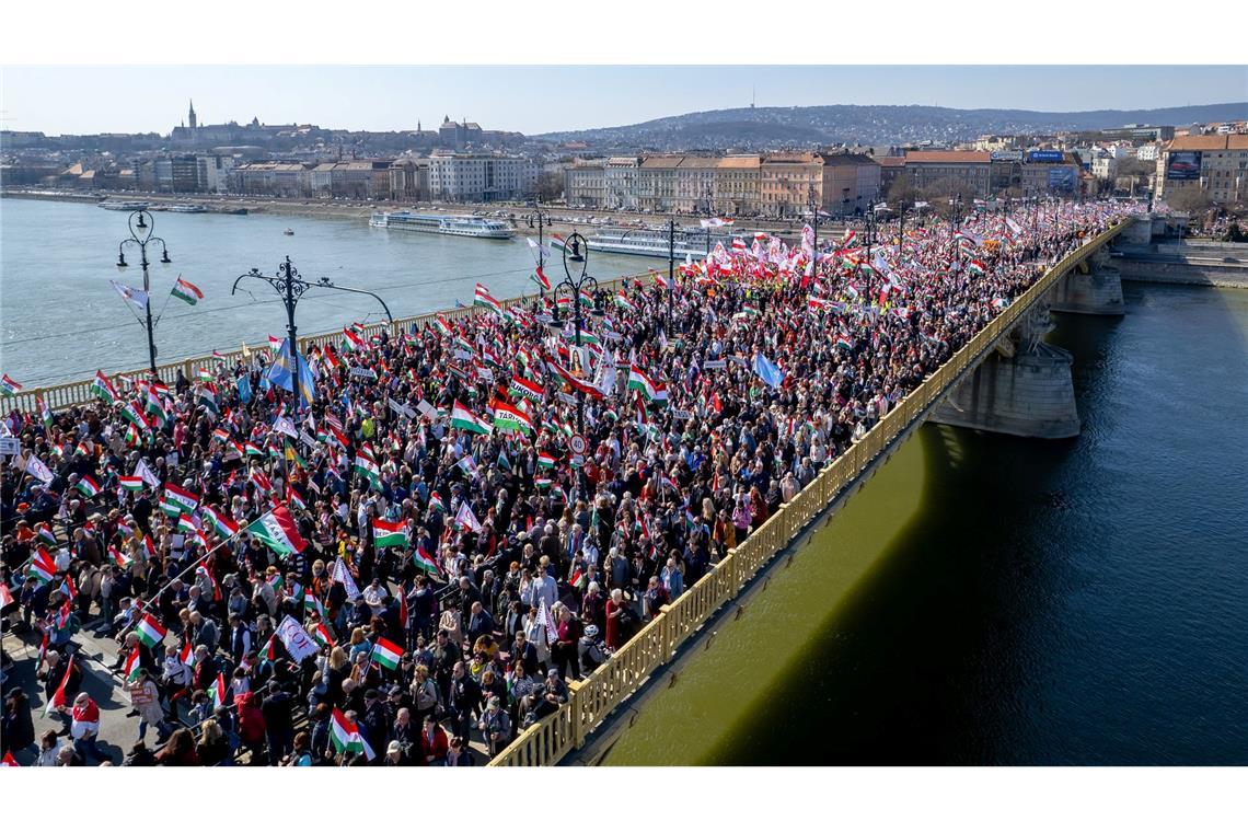 Eine große Menschenmenge zog zur Kundgebung des amtierenden Ministerpräsidenten Viktor Orban.