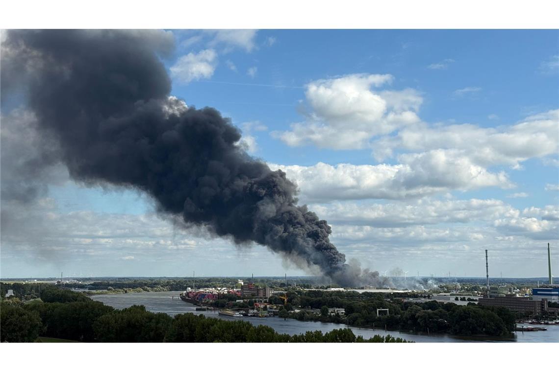 Eine große Rauchwolke ist bei einem Brand in Hamburg über der Stadt zu sehen.