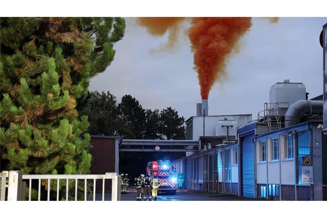 Gaswolke tritt nach Chemieunfall aus - Vier Verletzte Eine große Rauchwolke zog am Abend über die Region.