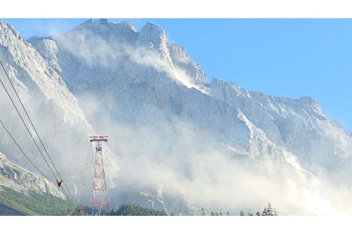 Eine große Staubwolke ist an der Zugspitze zu sehen, nachdem sich am Grenzkamm mehrere Kubikmeter Felsen gelöst haben.