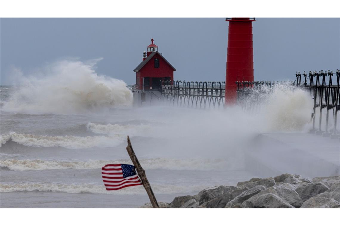 Eine große Welle prallt auf den South Pier in Grand Haven, Michigan.
