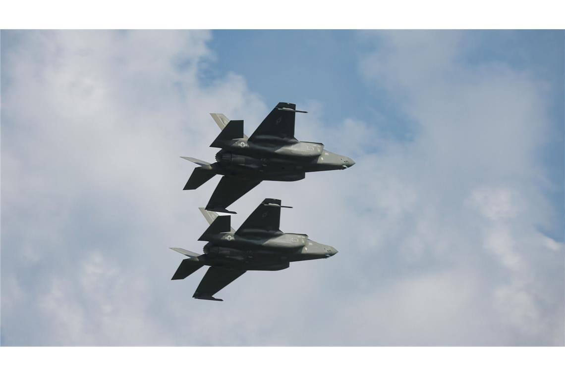 Eine große Zahl von Drohnen fliegt während russischer Angriffe auf die Ukraine in den polnischen Luftraum. (Symbolbild)
