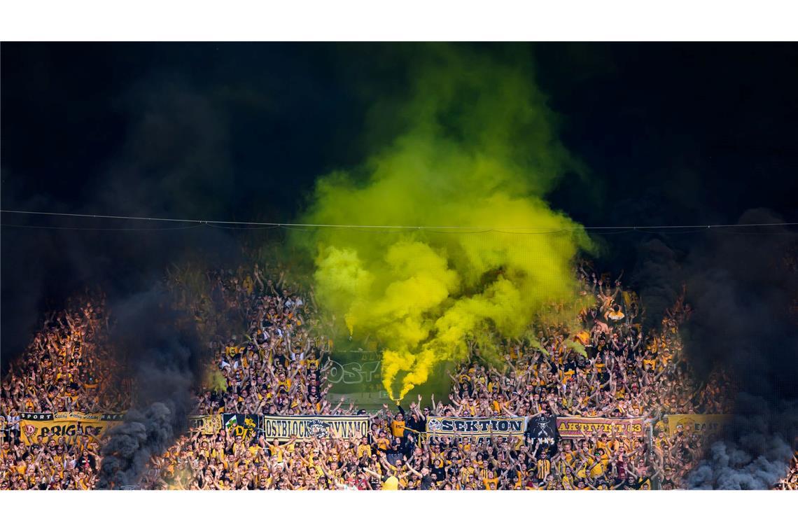 Bilder des Tages Eine grüngelbe Wolke steigt aus dem K-Block im Stadion.