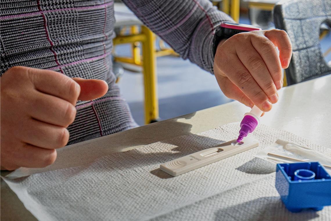 Eine Grundschülerin macht einen Corona-Schnelltest an der Murrtalschule in Oppenweiler. Foto: A. Becher