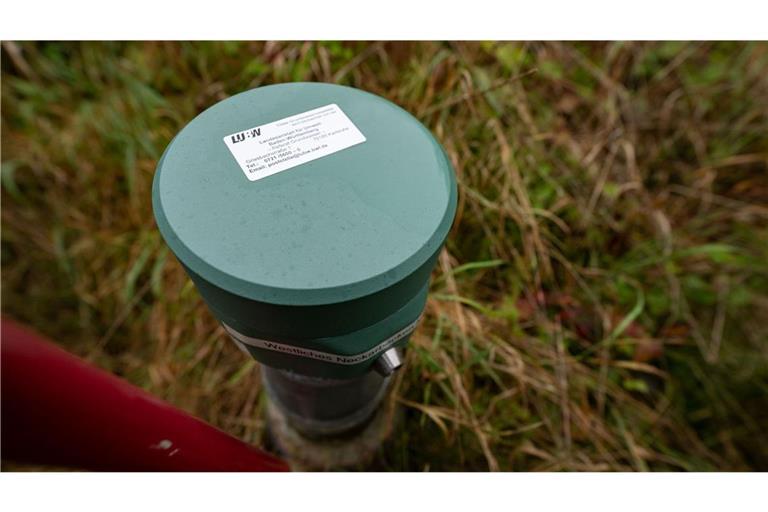 Eine Grundwassermessstelle der Landesanstalt für Umwelt Baden-Württemberg  auf einer Wiese bei Markgröningen.