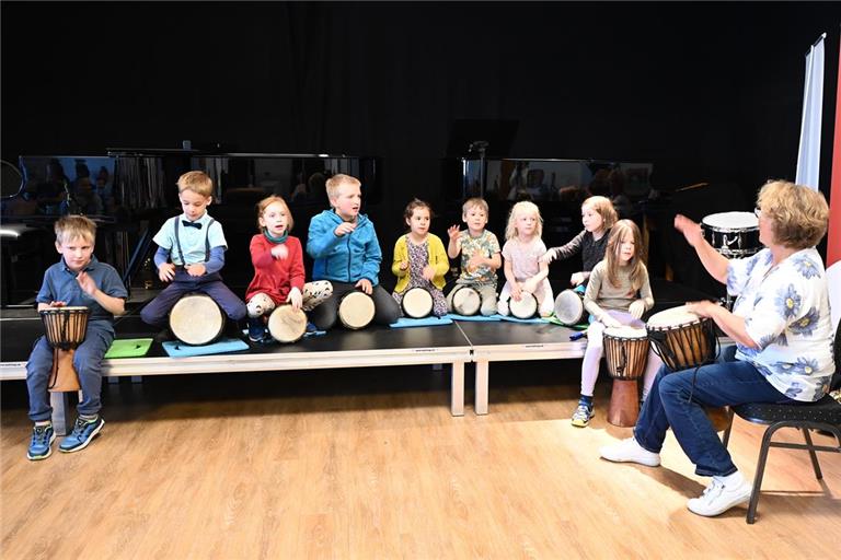 Eine Gruppe der musikalischen Früherziehung mit Djembetrommeln und Lehrkraft Susanne Bosch (rechts). Foto: Elisabeth Klaper
