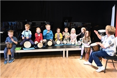 Eine Gruppe der musikalischen Früherziehung mit Djembetrommeln und Lehrkraft Susanne Bosch (rechts). Foto: Elisabeth Klaper