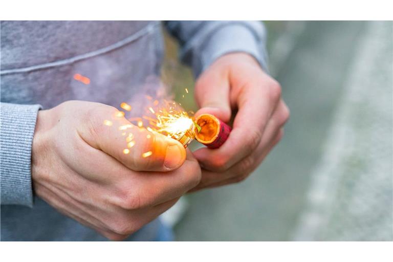 Eine Gruppe Jugendlicher soll auf einem Parkplatz in Hemsbach mutmaßlich Böller gezündet haben (Symbolbild).