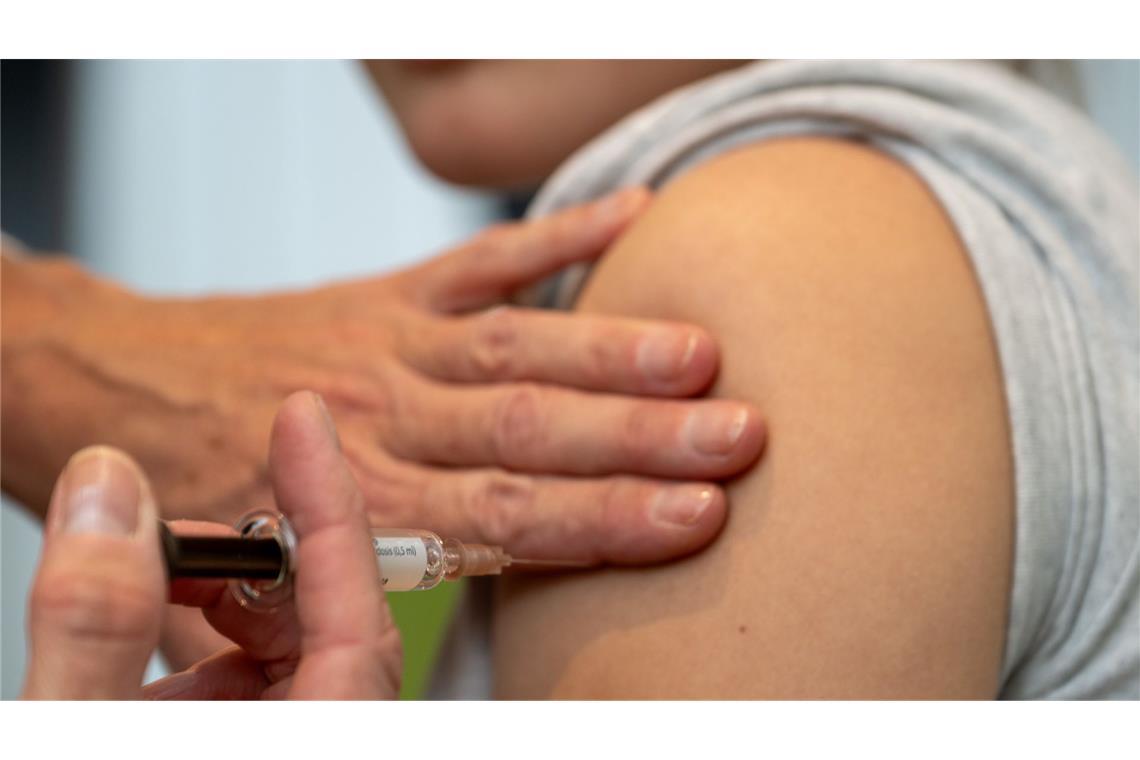 Mehr Kinder und Jugendliche lassen sich gegen HPV impfen Eine Gynäkologin setzt bei der HPV-Impfung in einer Frauenarztpraxis eine Injektion in den Oberarm einer Jugendlichen.