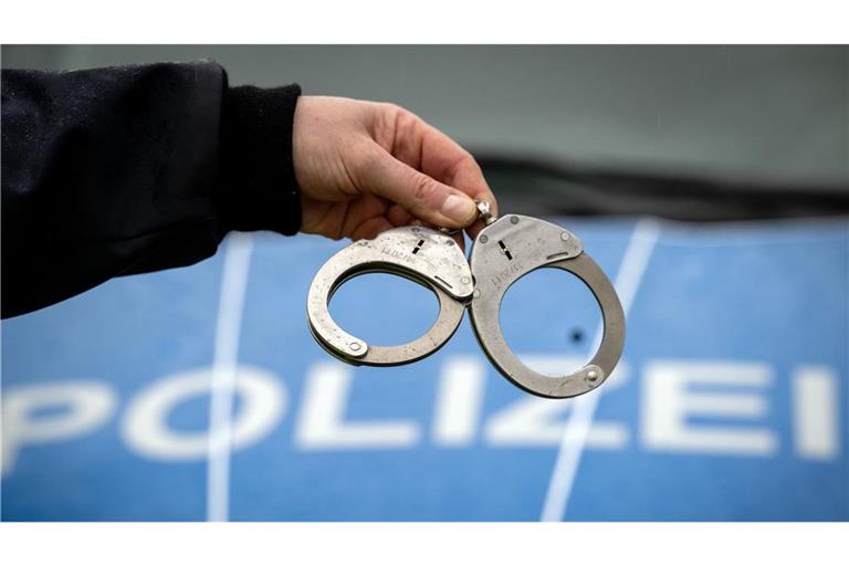 Eine Handschelle der Polizei. (Symbolbild)